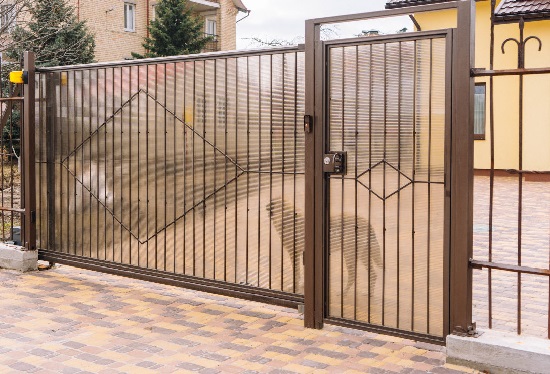 Купить ворота из профлиста с элементами ковки, с металлическими столбами в рамке или под дерево в Минусинске от 154230 руб